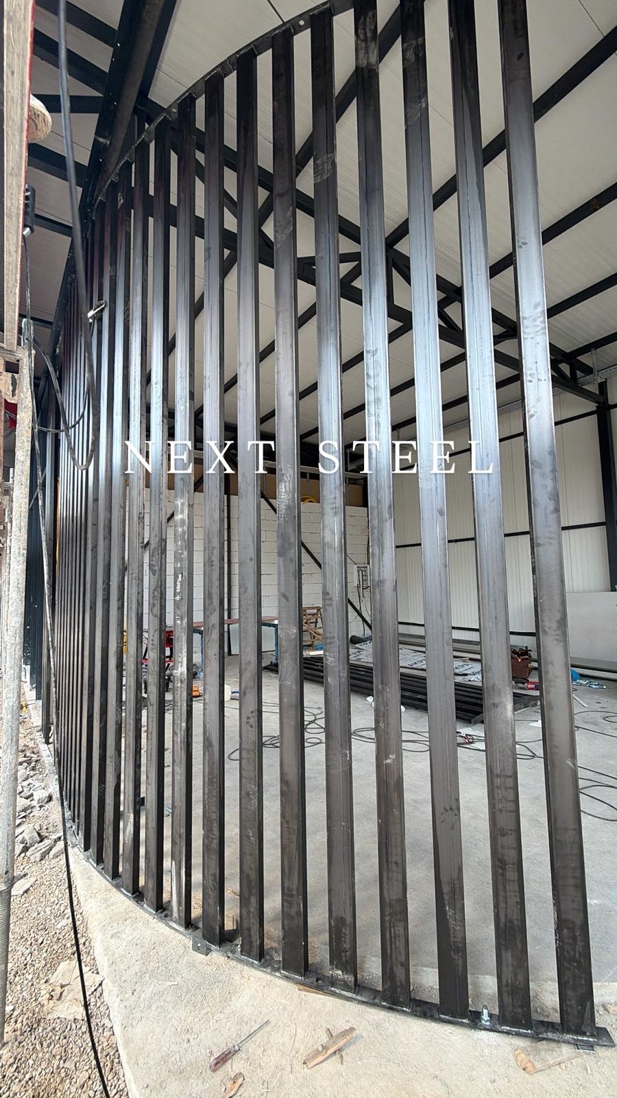 Fasadë e kurbuar me lamela çeliku e prodhuar nga Next Home Steel
